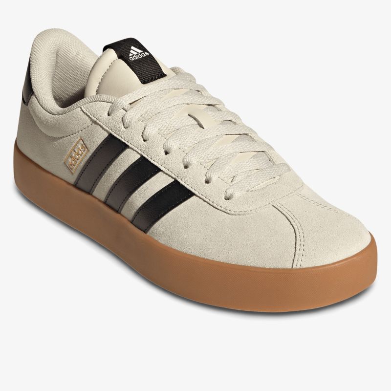 Bequemer Sneaker aus Veloursleder mit robustem Gumminboden und sportlich elegantem Design, seitliche Ansicht