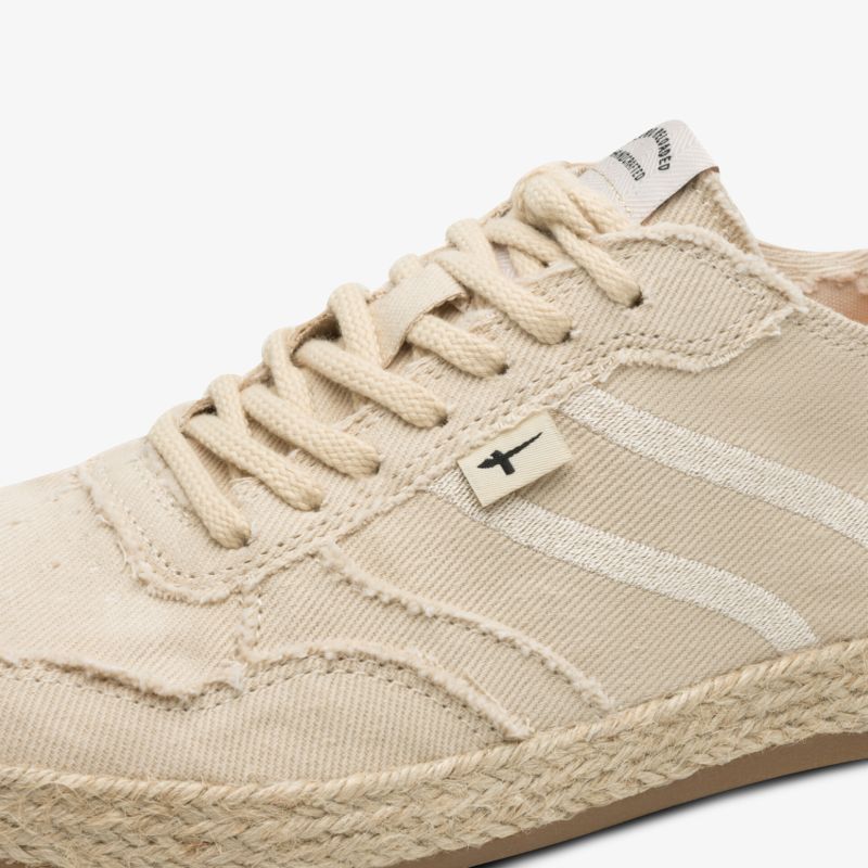 Leichter Sneaker in Naturtönen mit atmungsaktiver Textiloberfläche und bequemer Passform