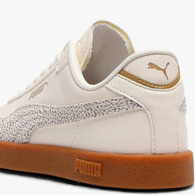 Weißer Puma Sneaker aus Leder mit brauner Gummisohle und elegantem Logo-Detail am Absatz