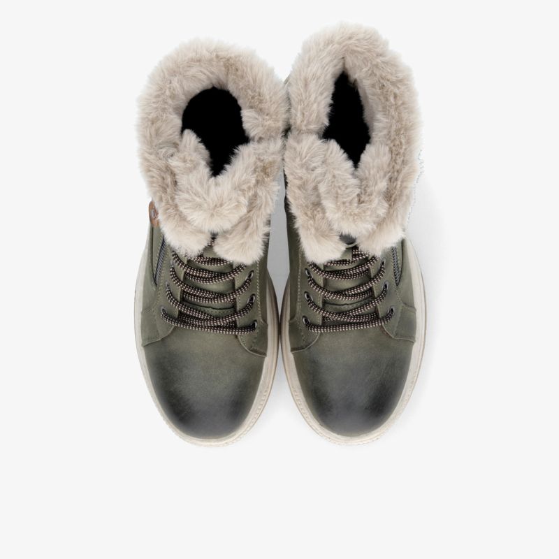 Paar gefütterte Schuhe mit warmem und weichem Innenfutter, robust und bequem für kalte Tage