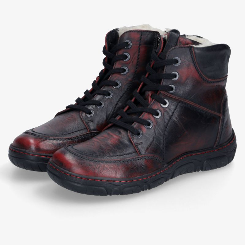 Robuste schwarze und rote Lederboots mit strapazierfähiger Sohle und bequemer Passform, in schräger Vorderansicht