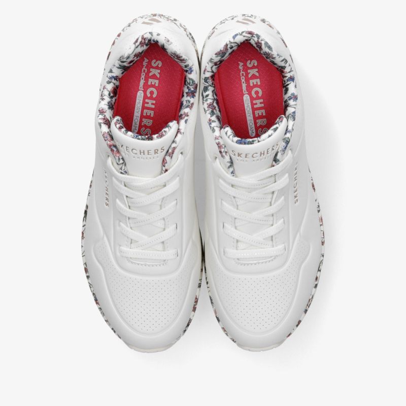 Weißer Sneaker mit atmungsaktivem Material und leichter Sohle für hohen Tragekomfort